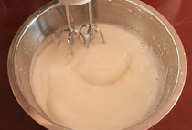 7、电饭煲版戚风蛋糕,打到有纹路出现的时候再加第三次糖，并滴入2-3滴白醋，继续打，转高速打发。