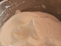 8、电饭煲版戚风蛋糕,打到这个状态就是干性发泡状态了，拉起的直角不弯曲了就打好了。