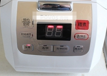 11、电饭煲版戚风蛋糕,将内胆放入电饭煲内，盖上盖子，按下煮饭键。