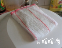 12、电饭煲版戚风蛋糕,我的电饭煲在10多分钟后就自动跳到保温状态了，然后在排气阀上盖上湿毛巾，焖20分钟。20分钟后拿掉毛巾，再按煮饭键，再跳到保温，再盖上湿毛巾，再焖15分钟，然后就可以打开看看有没有熟了。