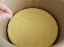 13、电饭煲版戚风蛋糕,用一根牙签插入烤好的蛋糕中心，拔起来看如果没有粘物就是烤好了，反之，再盖上焖10分钟。