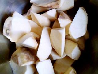 1、地方菜~拔丝地瓜,地瓜去皮，切块备用