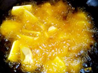 2、地方菜~拔丝地瓜,锅中多放些油， 七分热的时候放入地瓜块。