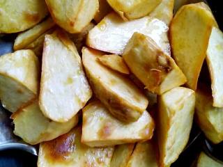 3、地方菜~拔丝地瓜,炸至地瓜块鼓起，捞出控油， 再复炸一次， 用筷子插下很轻易穿透即可，控油备用。