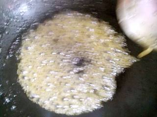 4、地方菜~拔丝地瓜,另起锅，锅中加入一汤勺水， 水热后加入三勺糖，不停搅拌，气泡变小，颜色发生变化即可。