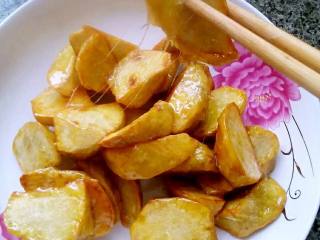 5、地方菜~拔丝地瓜,糖炒好后，放入炸好的地瓜，关火，快速翻炒几下即可装盘。