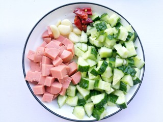 2、好吃到舔盘的黄瓜火腿丁,黄瓜洗净切小丁，火腿切丁，大蒜切薄片，干辣椒切段。
