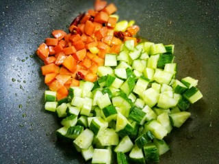 6、好吃到舔盘的黄瓜火腿丁,加黄瓜翻炒。