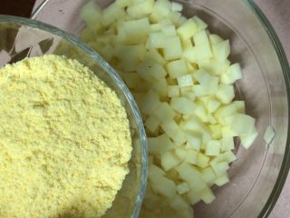 8、特色炒块垒,把水倒掉，捞起土豆块，保证土豆块湿润一点就好，倒入玉米面拌匀，让土豆块均匀裹上面粉