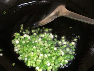 13、特色炒块垒,起锅热少许油，油热后放入葱花爆香