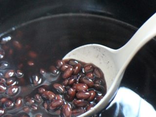 4、滋补甜汤——黑豆红糖炖蛋,黑豆炖好的样子子～是不是已经迫不及待啦～？哈哈