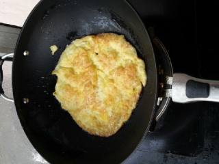 2、三明治-越简单越美味~,锅中放油两小勺 油热后开始摊鸡蛋 尽量是平底锅 鸡蛋尽量摊的又大又平 待鸡蛋两面金黄起锅装盘备用
