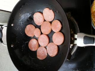 3、三明治-越简单越美味~,趁锅还色将切好的火腿下锅稍微煎一下即可 关火装盘备用