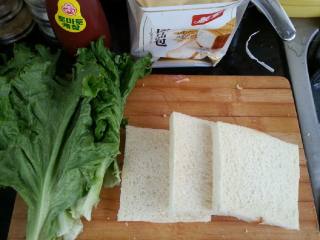 4、三明治-越简单越美味~,面包片三个叠在一起切去边