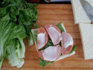 5、三明治-越简单越美味~,铺好生菜 火腿上放上沙拉酱 注意因为面包已经去边铺上的食材不要太多 也可先铺好东西在切去面包边 这样比较美观