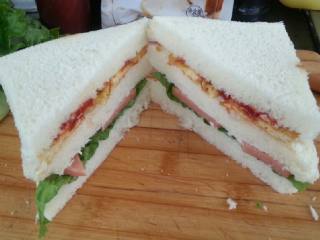 8、三明治-越简单越美味~,对角切开即可 注意刀一定要快 我用的是水果刀 不然面包会被菜刀压扁 没有口感