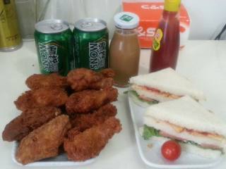 10、三明治-越简单越美味~,这一张纯显呗 配上我自己做的脆皮炸鸡 冲一杯咖啡 我还喜欢番茄酱 啤酒 炸鸡 三明治比星星还美哦~