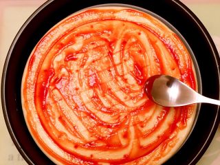 4、披萨????,将底饼均匀涂上番茄酱，多少根据个人口感。????