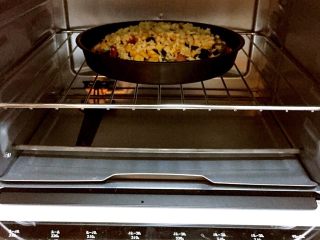 10、披萨????,烤箱预热后，温度调到210度，上下加热烤18分钟。我在五分钟左右拿出撒上芝麻和杏仁碎，也可待披萨熟之后撒上。????