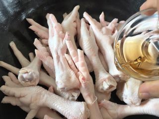 3、卤鸡爪,将沥干后的鸡爪放入锅中，加入料酒