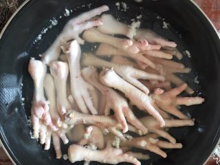 5、卤鸡爪,开火，煮至水沸腾，关火，3分钟后捞出鸡爪