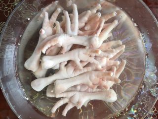 6、卤鸡爪,将捞出的鸡爪放冷水浸泡10分钟