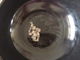 7、卤鸡爪,锅洗干净，冰糖放入加少许油，小火炒冰糖，冰糖融化，炒出颜色即可