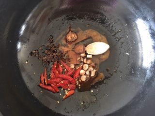 8、卤鸡爪,将大料全部放入炒好的冰糖中