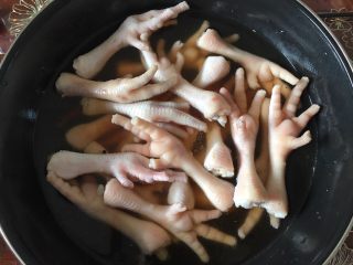 11、卤鸡爪,在放入1200毫升的水，用锅铲抄一下底