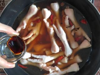 12、卤鸡爪,加入一小碗生抽