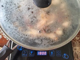 14、卤鸡爪,开火电池炉调到1800度，盖上锅盖，煮20分钟，在调到800度，煮20分钟