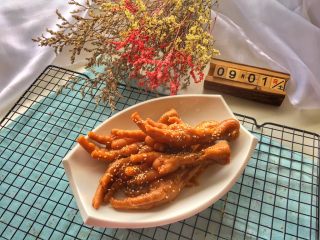 16、卤鸡爪,出锅装盘，撒芝麻，这时候的鸡爪肉与骨头开始分离，刚好嚼劲也有，味道也煮进去了。