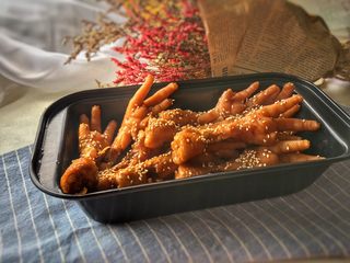 17、卤鸡爪,再来一张，鸡爪比较多，装了两份，怎么样想吃吗？