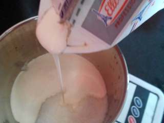 3、自制酸奶,消毒好后，放白糖，淡奶油搅拌一下