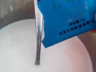 5、自制酸奶,放川秀酸奶发酵菌粉，搅拌均匀