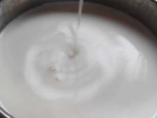 6、自制酸奶,确定白糖全部融化了，就可以进行下一步了