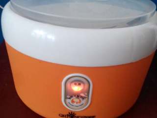 7、自制酸奶,酸奶机通电，静等8小时就可以吃酸奶啦