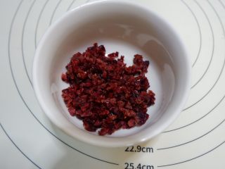 1、蔓越莓椰蓉面包卷,蔓越莓干切碎