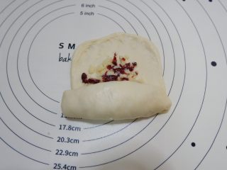 11、蔓越莓椰蓉面包卷,由下至上卷起来。