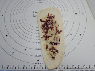 10、蔓越莓椰蓉面包卷,均匀涂抹好椰蓉馅，上端2CM处留出不抹