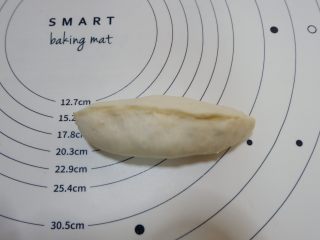 12、蔓越莓椰蓉面包卷,卷好捏紧收口。