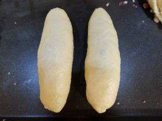 13、蔓越莓椰蓉面包卷,整形成橄榄状，收口向下放入烤盘进行二次发酵。