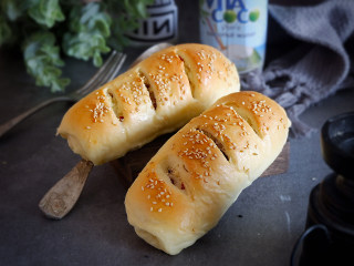 15、蔓越莓椰蓉面包卷,放入预热好180度的烤箱中层，烘烤20分钟左右，上色满意及时加盖锡纸，