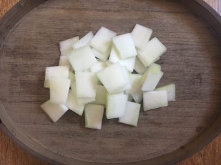 3、冬瓜丸子汤,把冬瓜切成任意大小薄厚的片备用。