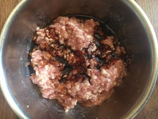 5、冬瓜丸子汤,放入1勺的生抽，1小勺的老抽， 朝一个方向搅拌均匀。