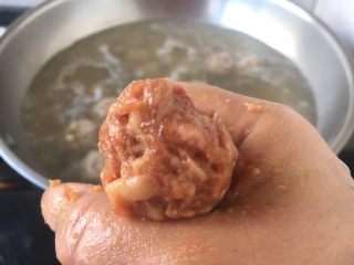 8、冬瓜丸子汤,起锅，锅里放适量的水，水底有小气泡时即可下丸子，下丸子时把火调到中火，火不能大，水不能开起来。把适量的肉馅放在手里，用大拇指将肉馅抹匀，从虎口挤出一个肉丸，用小勺送入汤中，或者用小勺从肉馅的边缘用舀起，用小勺塑成肉圆的形状，放入汤中。