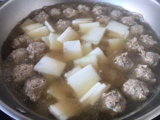 10、冬瓜丸子汤,放入冬瓜片，煮熟。