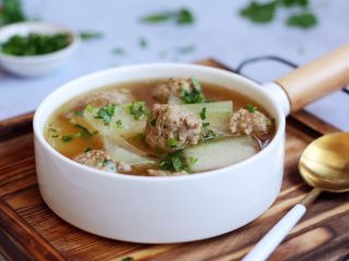 13、冬瓜丸子汤,出锅后盛入汤碗，撒上少许的香菜和少许的白胡椒。