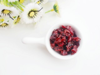 1、香甜细腻的奶香蔓越莓绿豆糕,蔓越莓切碎粒。