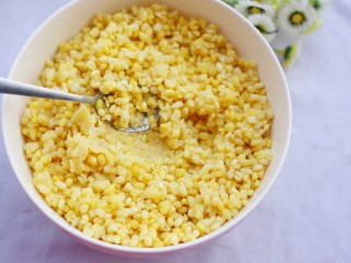 4、香甜细腻的奶香蔓越莓绿豆糕,用勺背压成泥。